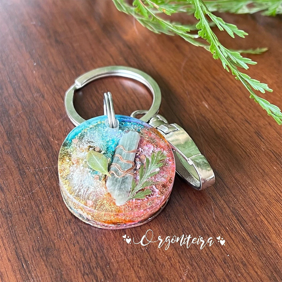 Miniatura: Chaveiro de orgonite feito de resina, metal e cristais de cianita verde e quartzo