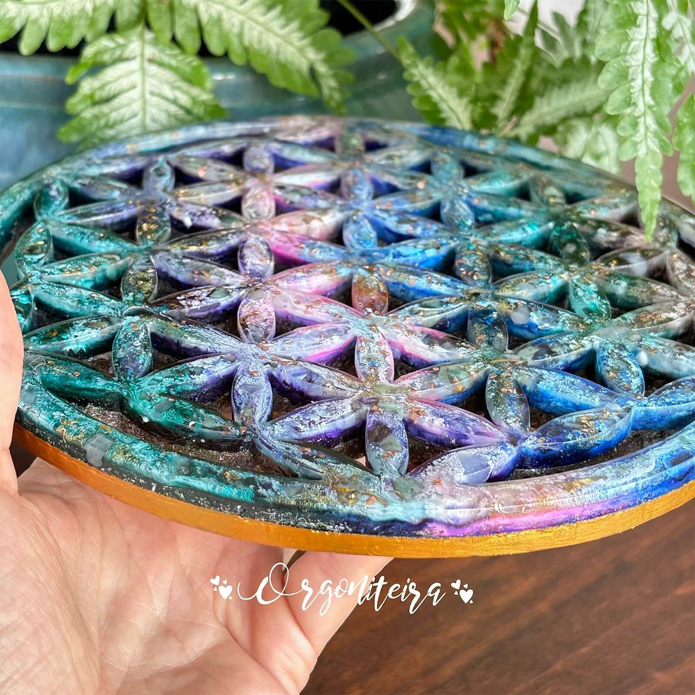 Miniatura: Orgonite em formato flor da vida feito com resina, metal e cristais calcita azul, esmeralda e quartzo