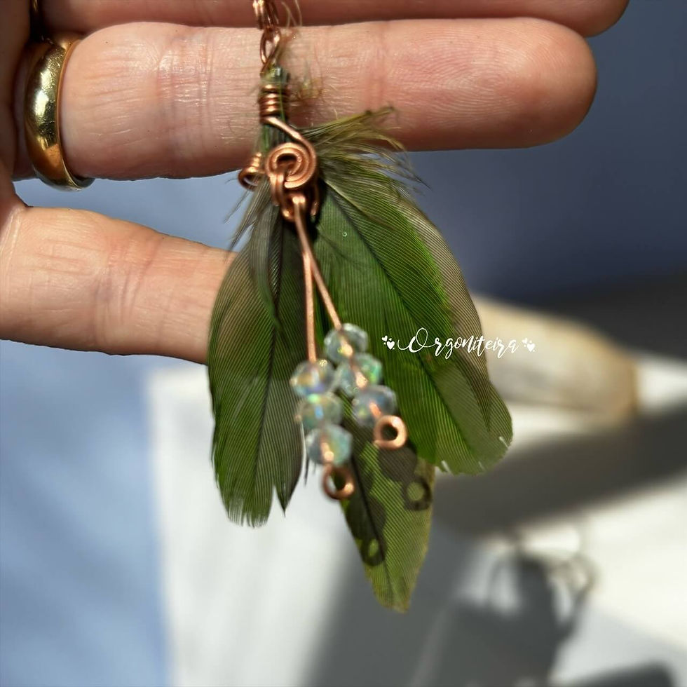 Miniatura: Mini Harmonizador Xamânico Tensorial em cobre com seis hastes torcidas e penas naturais de aves diversas.