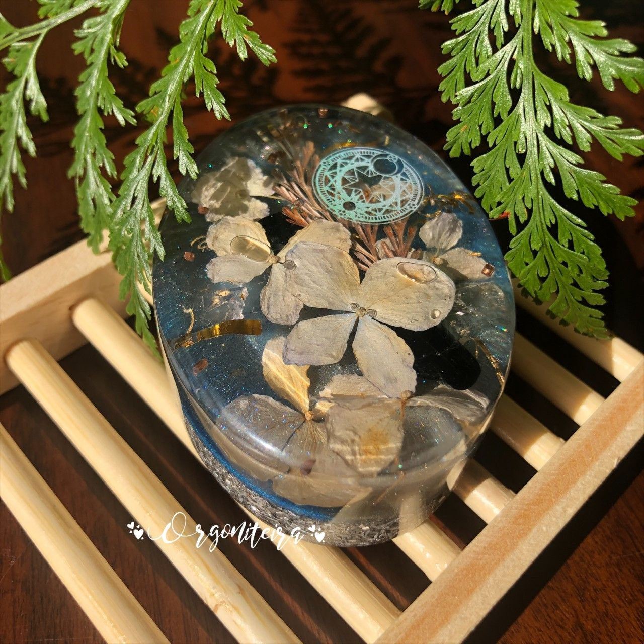 Sabonete de orgonite feito com resina, metal e cristais de turmalina negra e quartzo