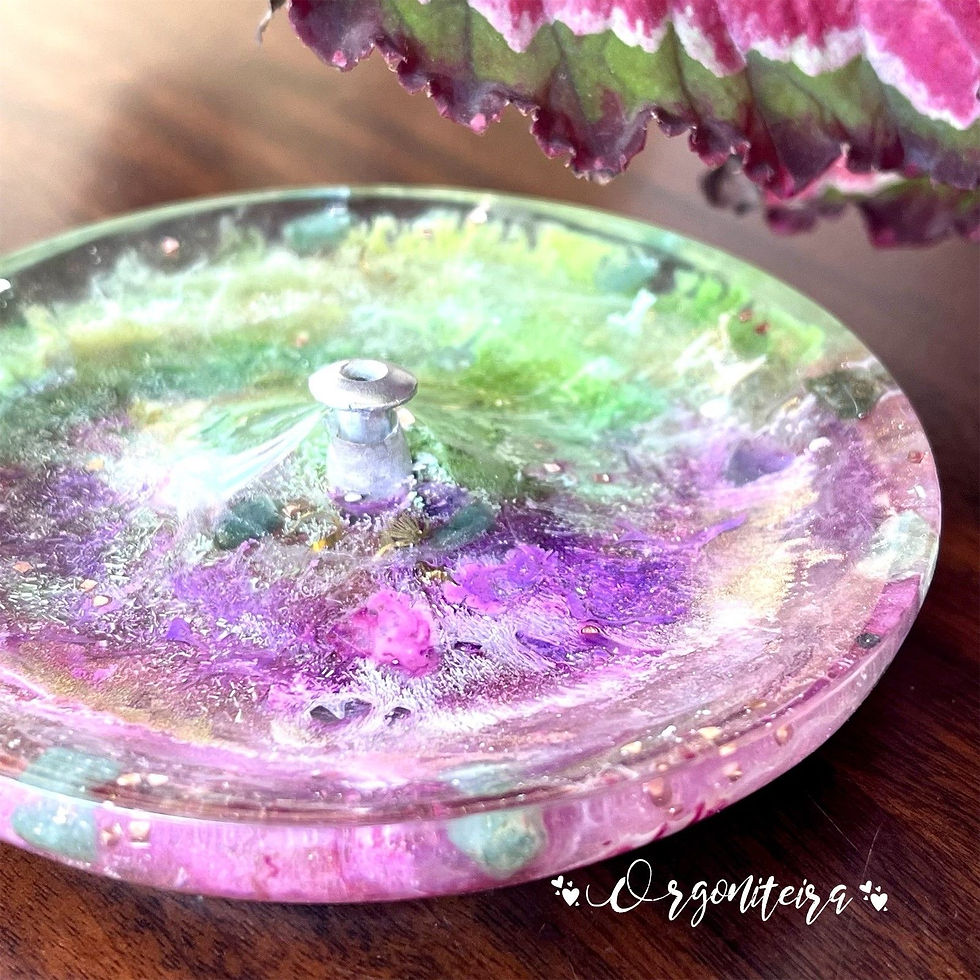 Miniatura: Incensário feito de orgonite composto por resina, metal e cristal quartzo verde e quartzo