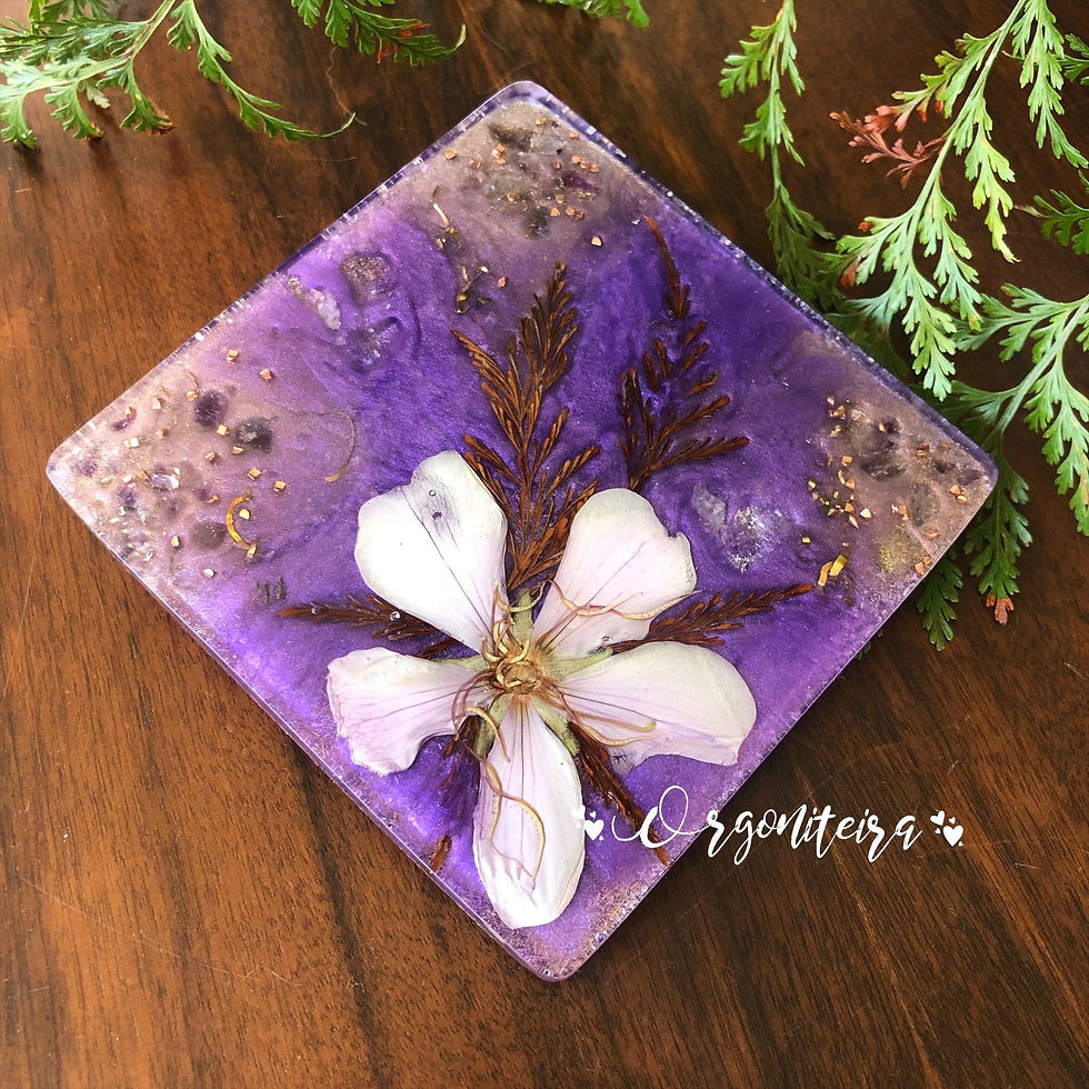 Base quadrada energizador de orgonite feita com resina, metal e cristais de ametista e quartzo