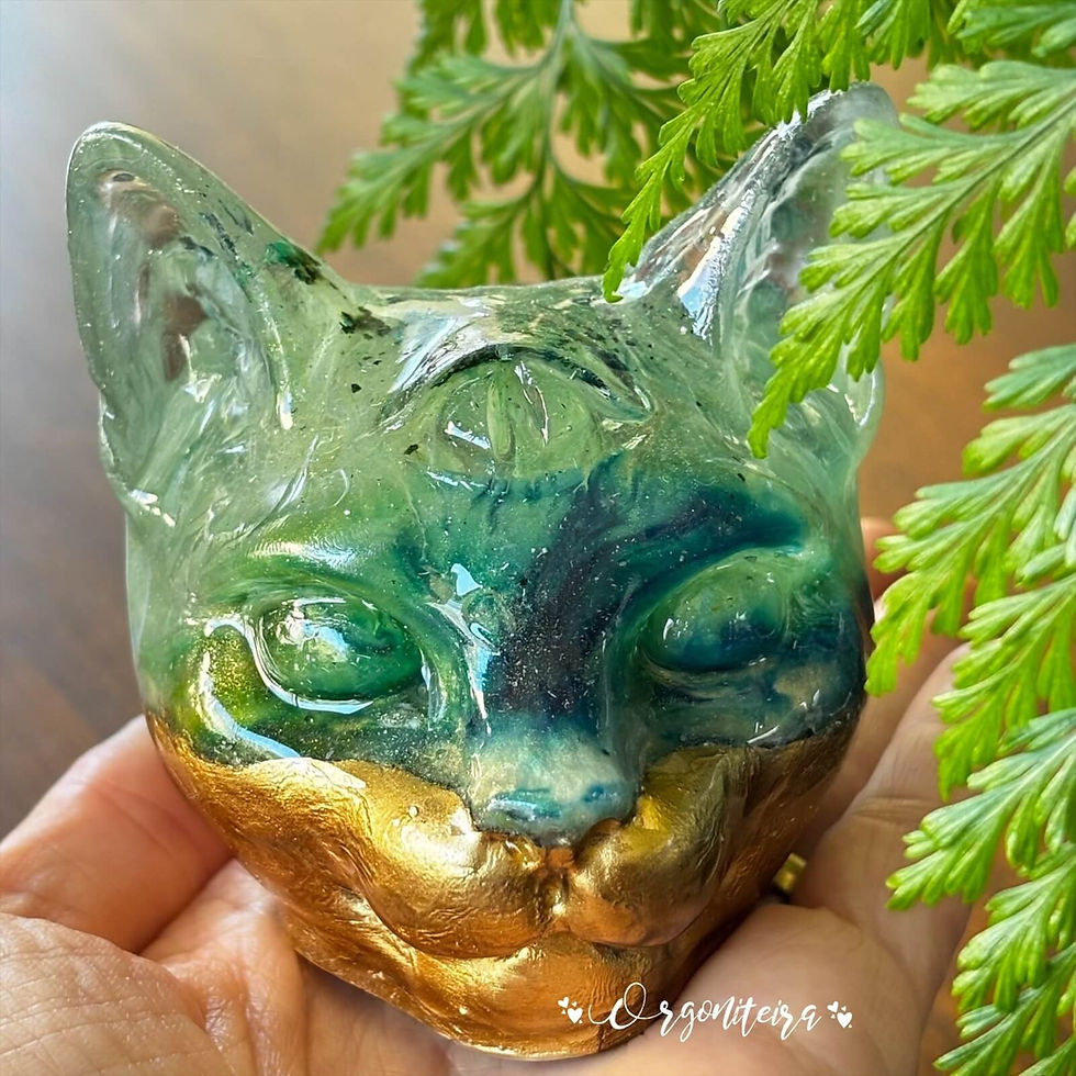 Cabeça de gato em orgonite com dioptásio, crisocola e quartzo lemuriano
