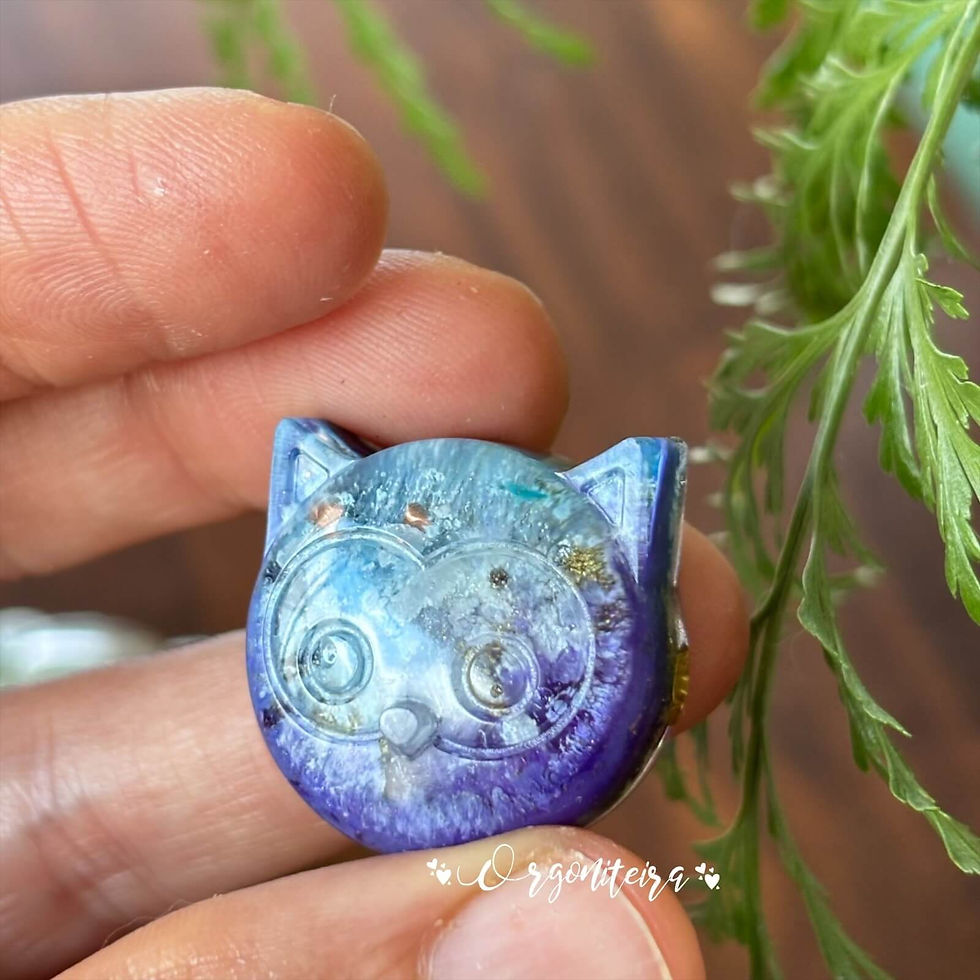 Miniatura: Broche de orgonite para bebês no formato de polvo feito com resina, metal e cristais Angelita e quartzo.