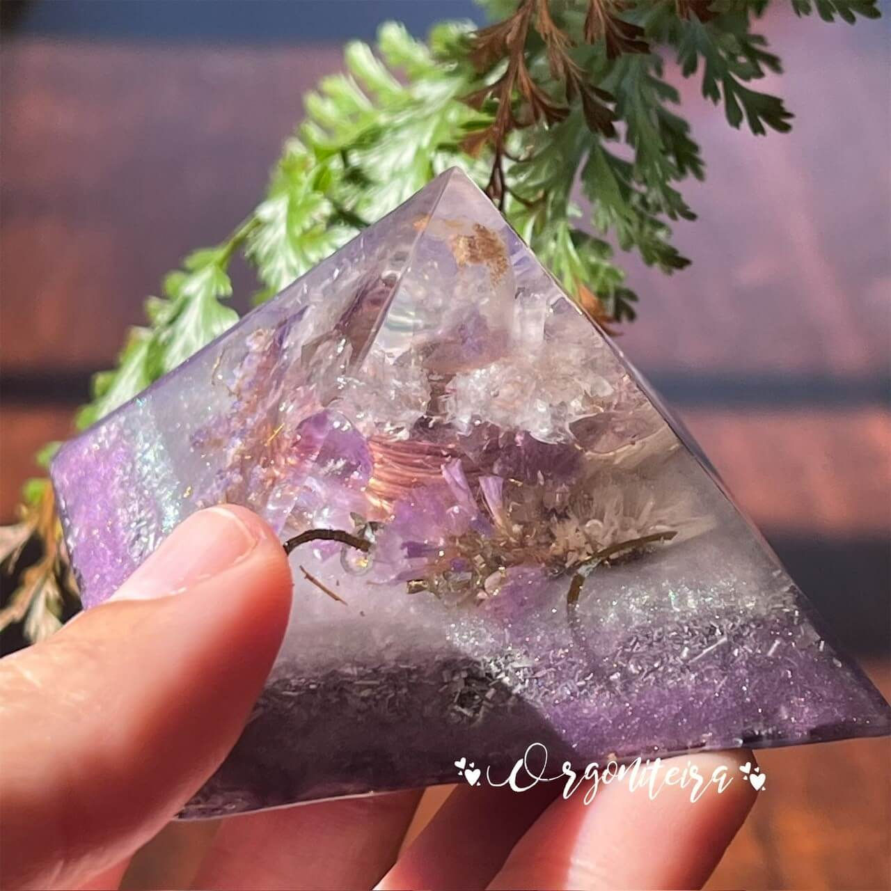 Pirâmide de orgonite proporção quéops feita com resina, metal e cristais calcita óptica, ametista e quartzo lemuriano