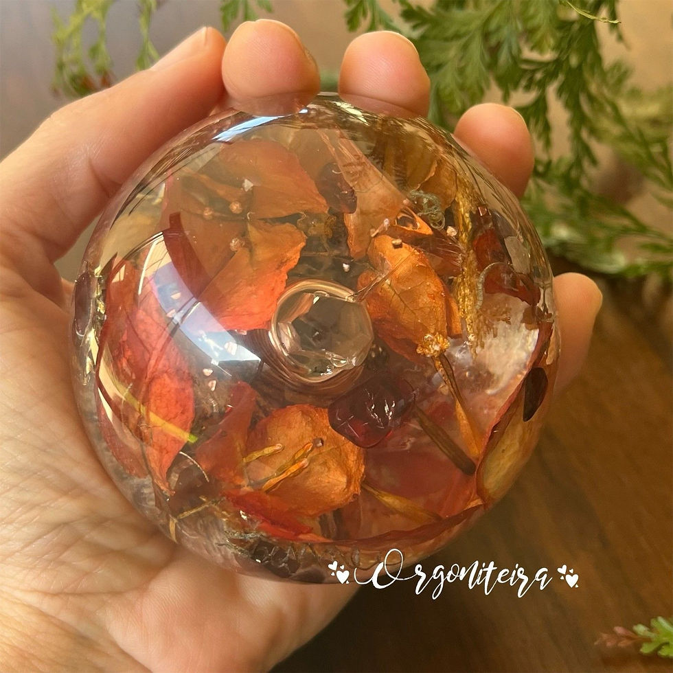 Miniatura: Esfera de orgonite feita com resina, metal e cristais de granada e quartzo