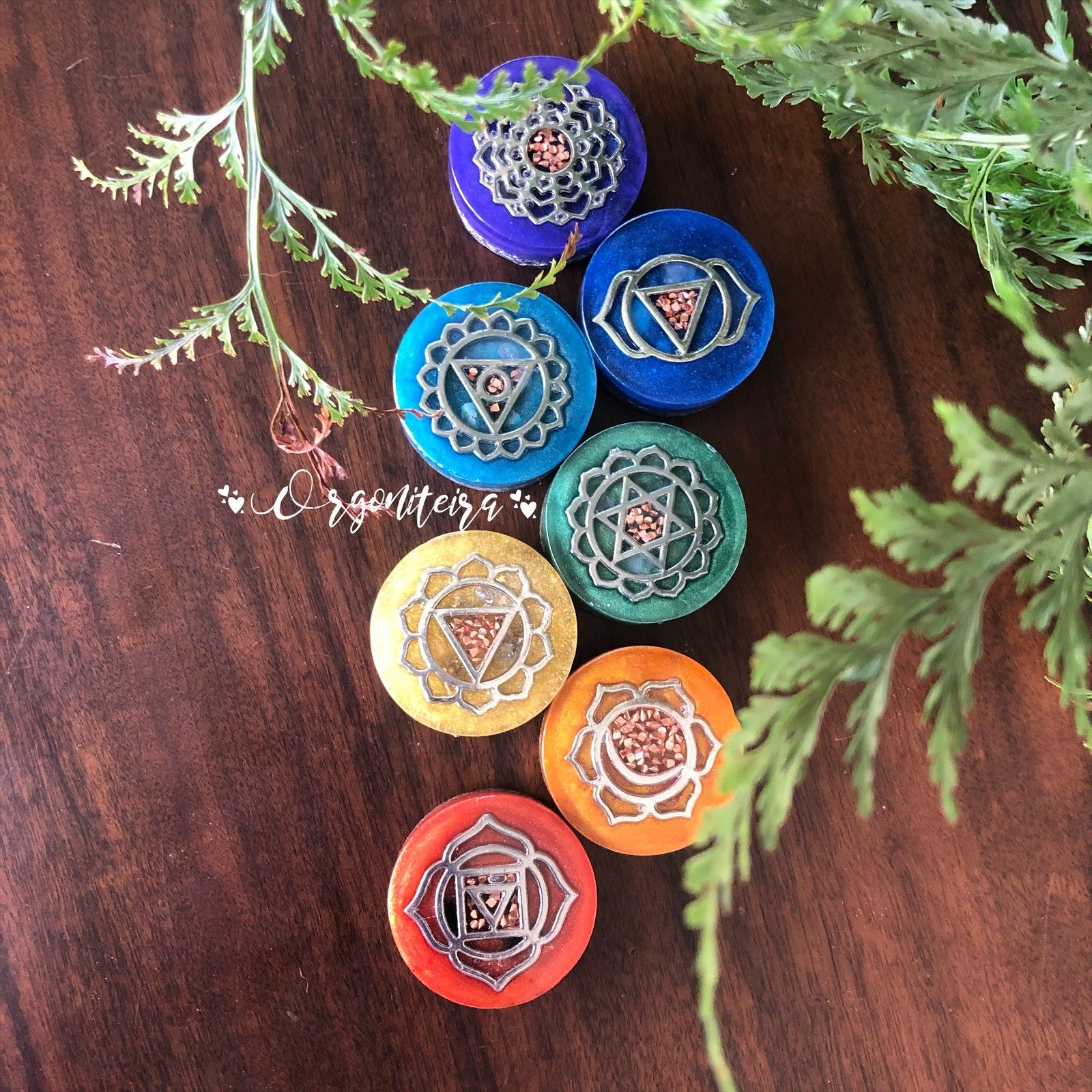 Kit 7 chakras de orgonite com cristais e símbolos prateados.