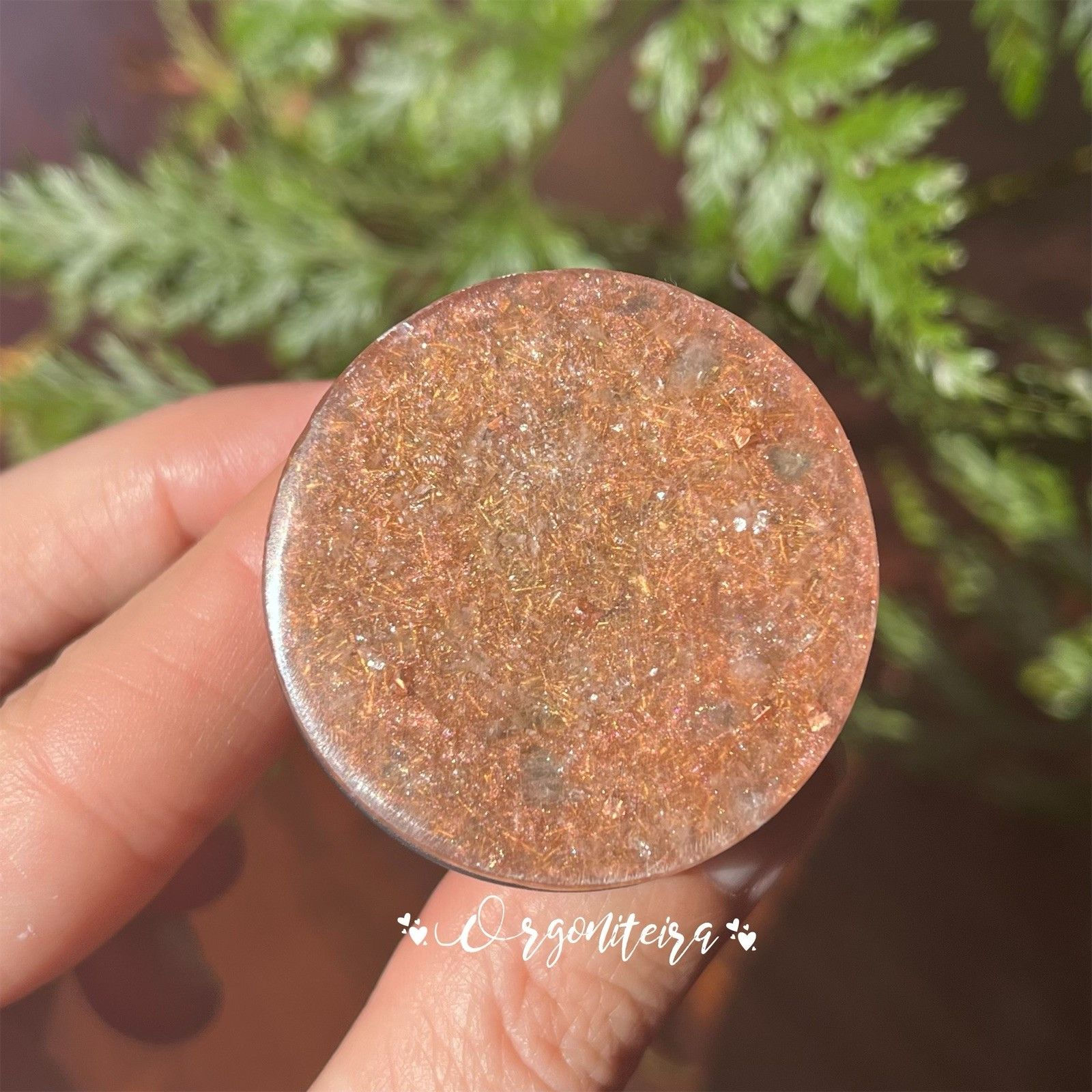 PopSocket com orgonite por cima na medida de 4cm de diâmetro feita com resina, metal e cristais quartzo rosa e quartzo