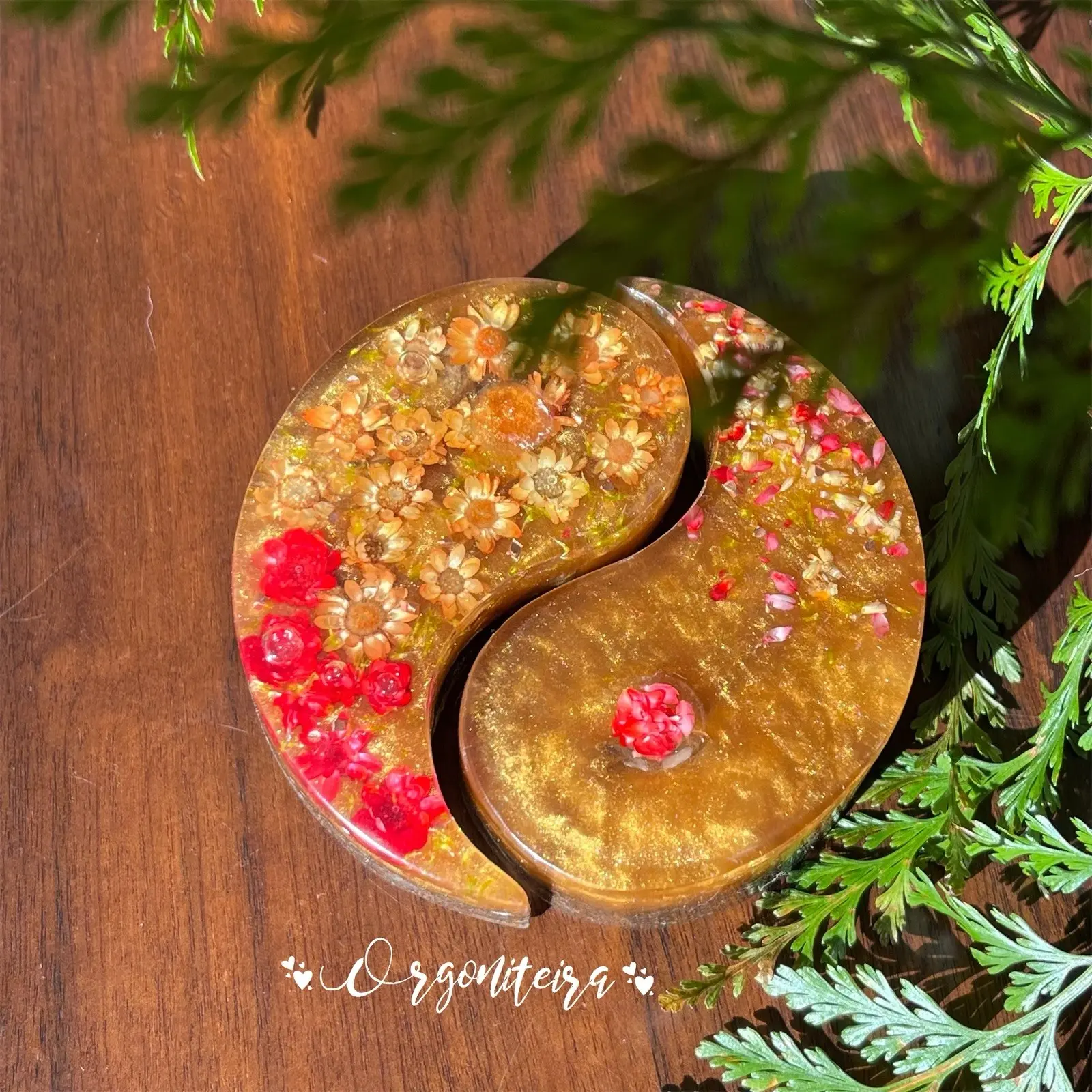 Yin Yang de orgonite feito com resina, metal e cristais jaspe amarelo e quartzo