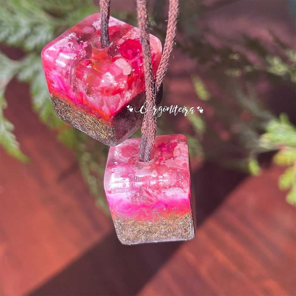 Miniatura: Orgonite em formato de dadinhos feitos com resina, metal e cristais de quartzo verde e quartzo