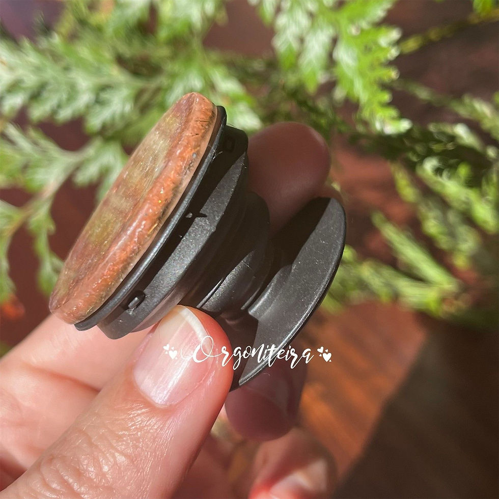 Miniatura: PopSocket com orgonite por cima na medida de 4cm de diâmetro feita com resina, metal e cristais quartzo rosa e quartzo