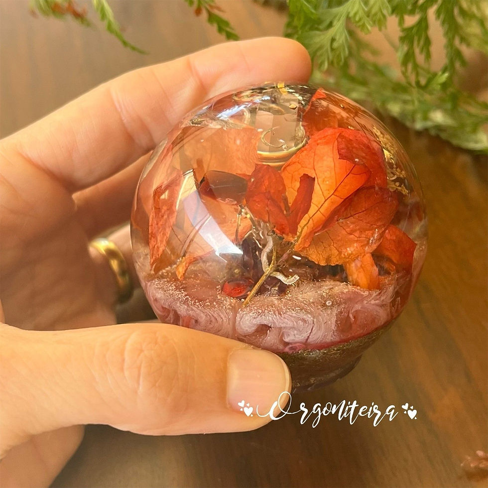 Miniatura: Esfera de orgonite feita com resina, metal e cristais de granada e quartzo