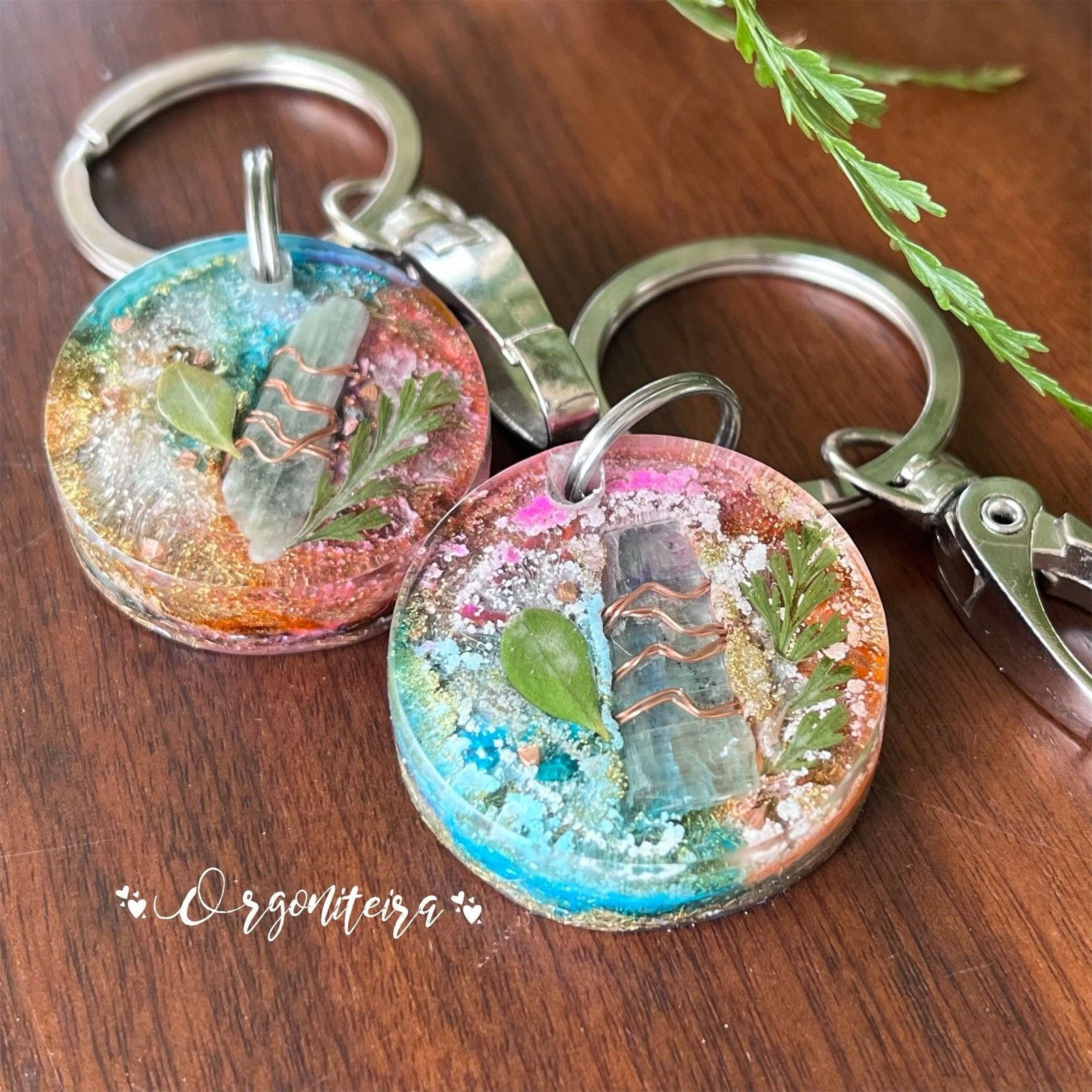 Chaveiro de orgonite feito de resina, metal e cristais de cianita verde e quartzo