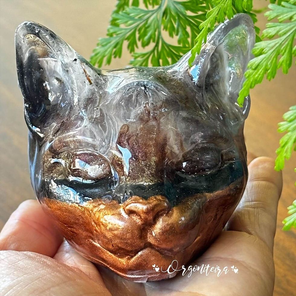 Cabeça de gato em orgonite com turmalina negra, selenita e quartzo lemuriano