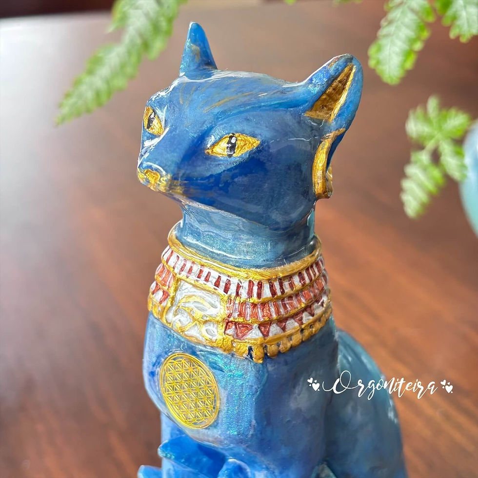 Miniatura: Bastet de orgonite feita resina, metal e cristais lápis lazuli, Cianita azul e quartzo lemuriano