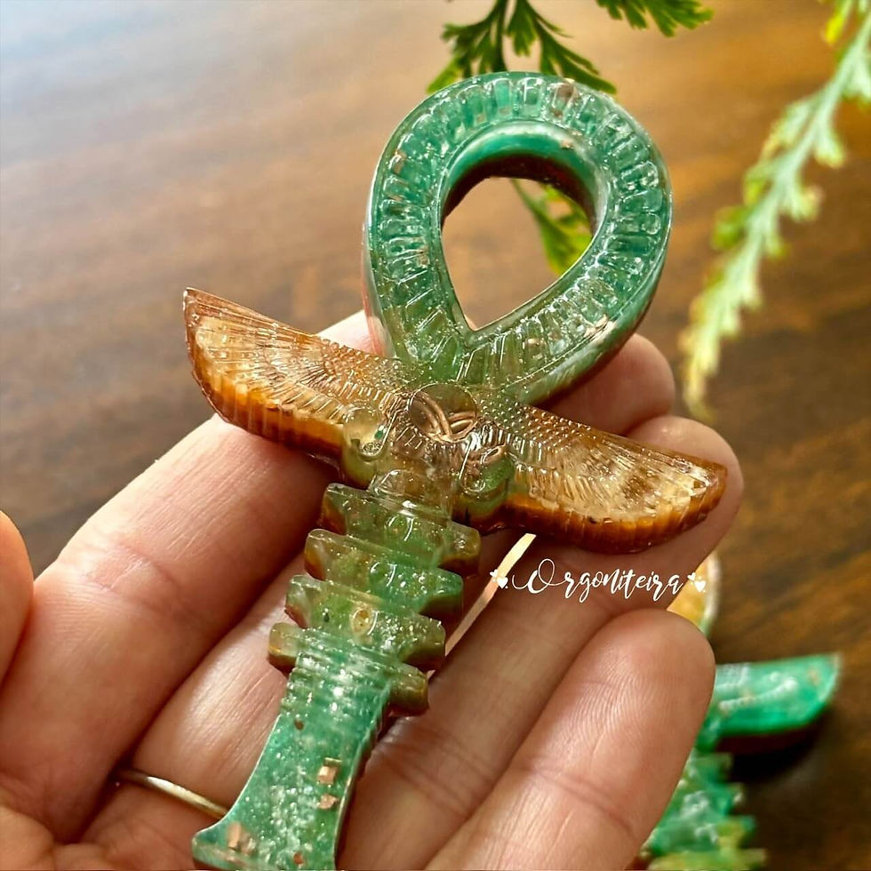 Miniatura: Ankh de orgonite média com quartzo verde e calcita laranja inspirada na simbologia egípcia.