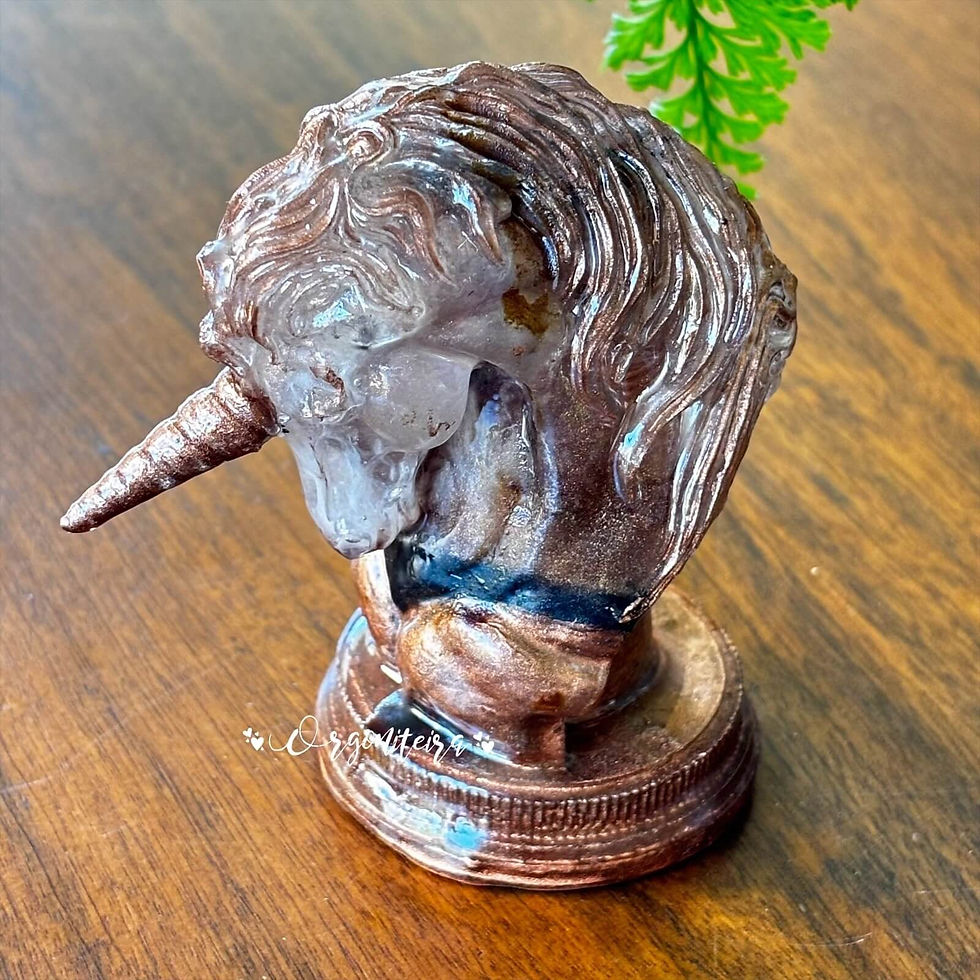 Miniatura: Unicórnio de Orgonite com Turmalina Negra, Selenita e Quartzo Lemuriano. Peça de proteção espiritual, aterramento e purificaç