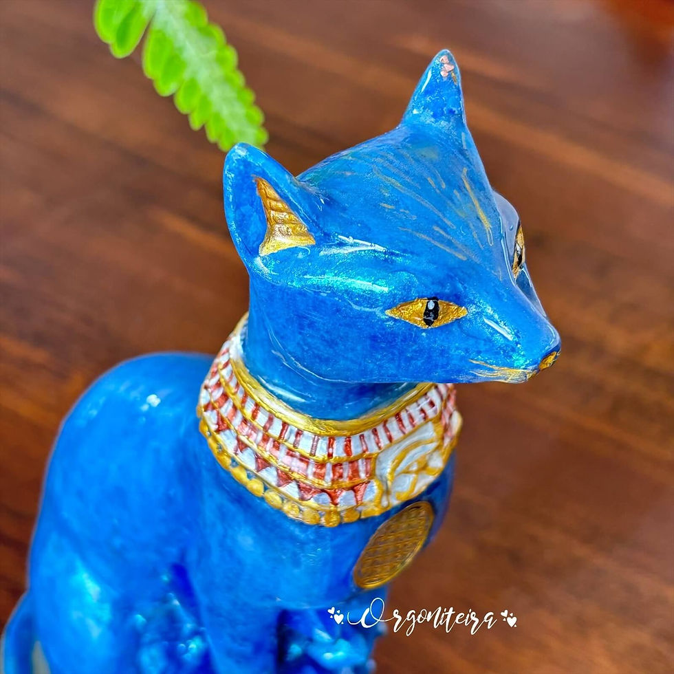 Miniatura: Bastet de orgonite feita resina, metal e cristais lápis lazuli, Cianita azul e quartzo lemuriano