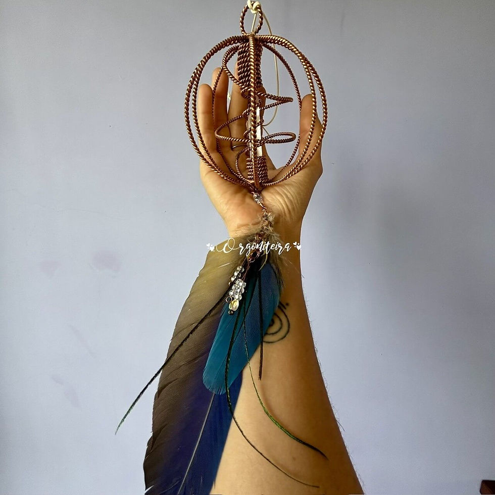 Miniatura: Harmonizador xamânico em cobre com cristal Lemuriano e penas naturais suspensas.