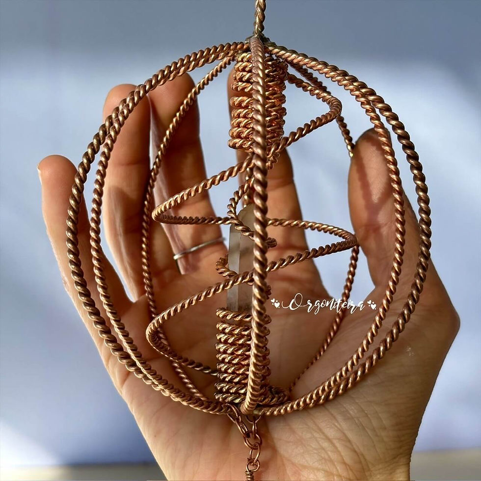 Miniatura: Harmonizador xamânico em cobre com cristal Lemuriano, mini orgonite e penas naturais suspensas.