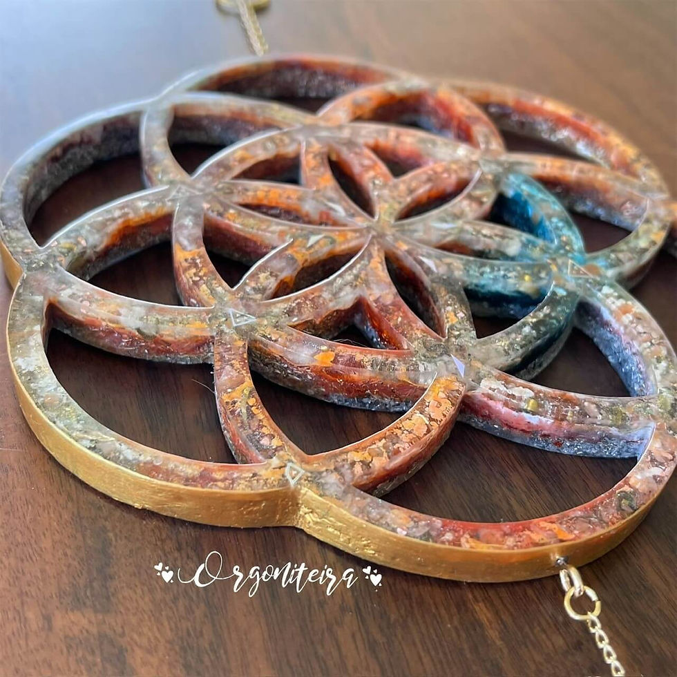 Miniatura: Orgonite em formato semente da vida e borboleta feito com resina, metal e cristais calcita laranja, pedra do sol e quartzo