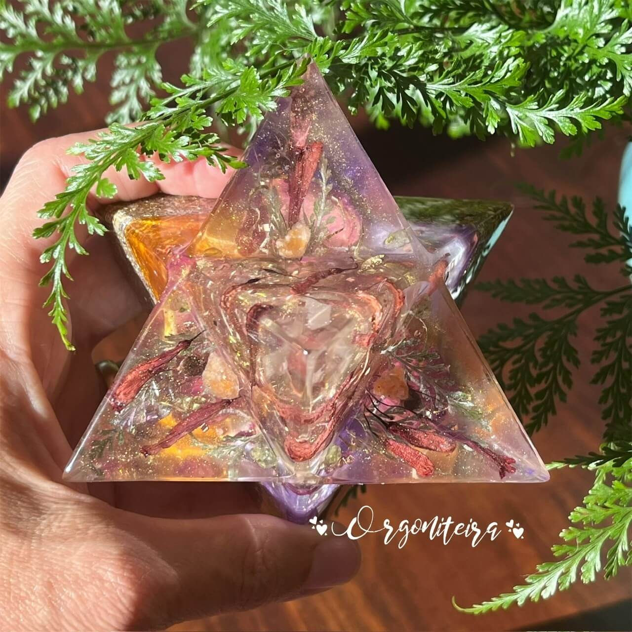 Merkabah de orgonite feito com resina, metal e cristais ametista, calcita laranja, peridoto e quartzo lemuriano