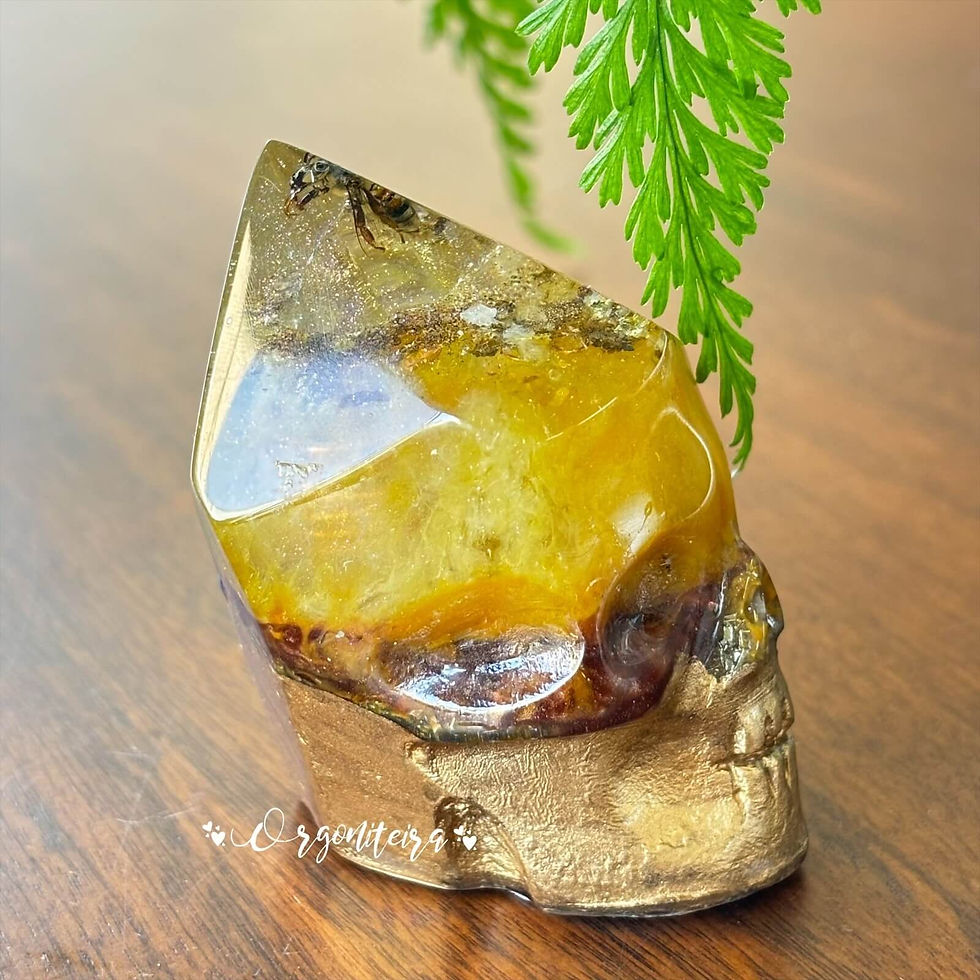 Miniatura: Crânio de Orgonite em formato de ponta de cristal com Bronzita e Citrino, peça de poder pessoal, centramento e brilho sutil.