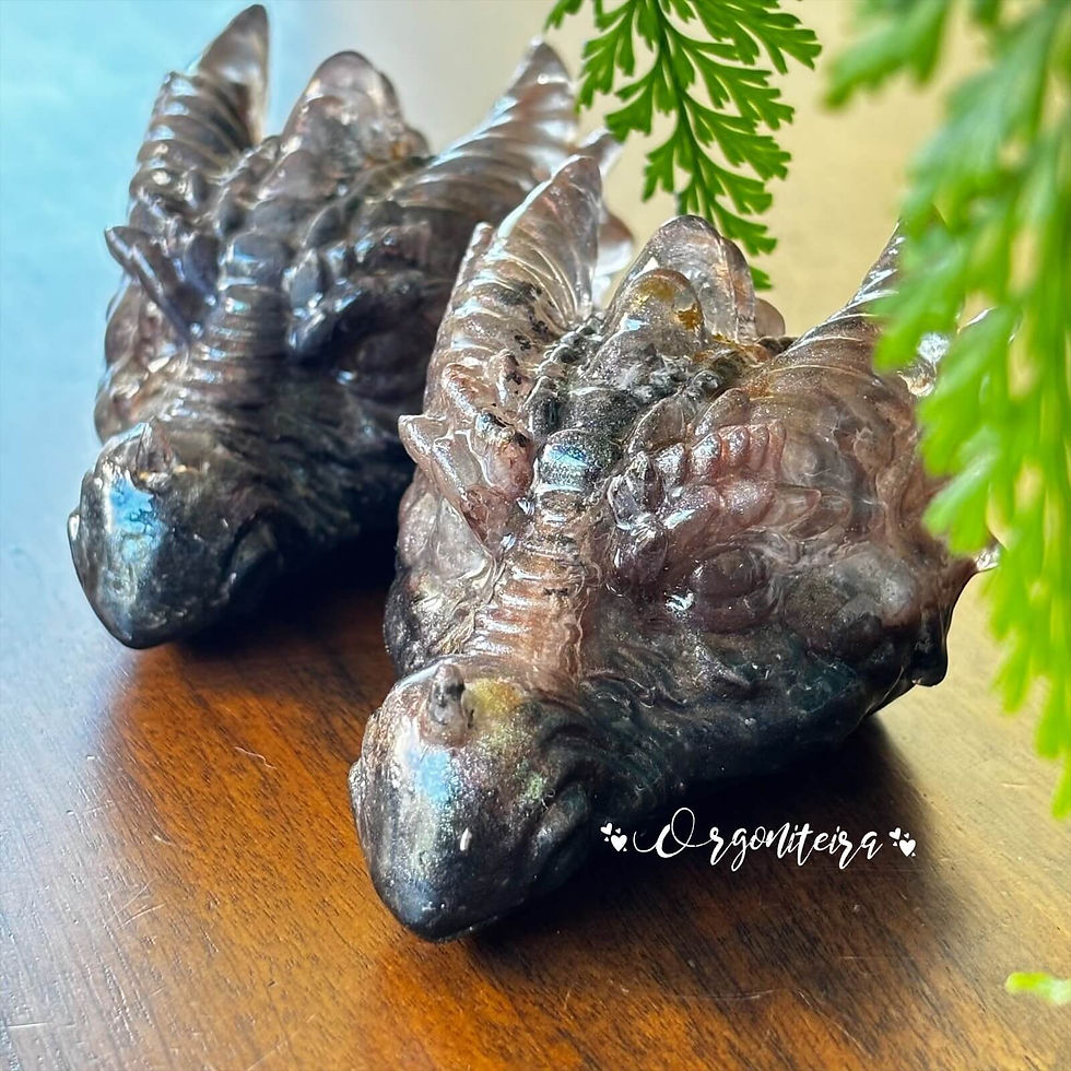 Miniatura: Dragão de orgonite com Turmalina Negra e Selenita, peça de proteção e purificação energética.