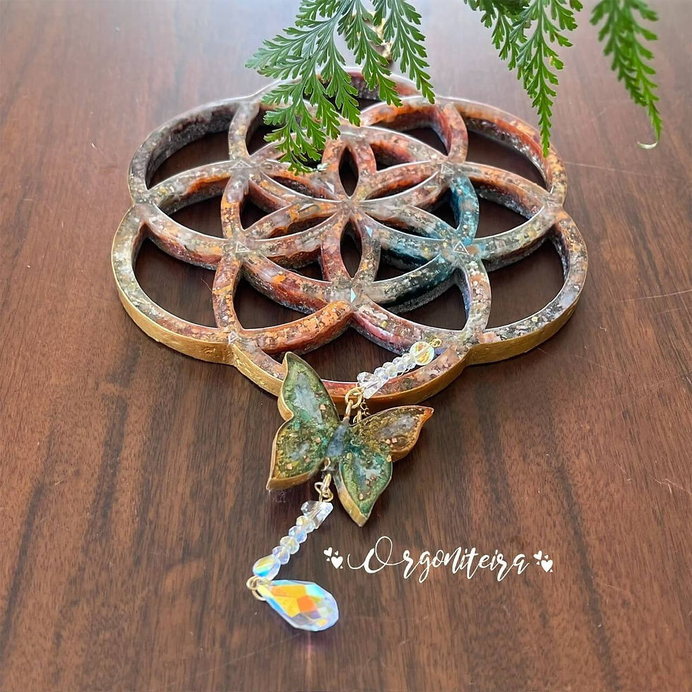 Miniatura: Orgonite em formato semente da vida e borboleta feito com resina, metal e cristais calcita laranja, pedra do sol e quartzo