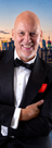 Promofoto zanger René Reulings in croonerstijl met New York-sfeer