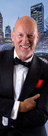 Promofoto zanger René Reulings in croonerstijl met New York-kerstsfeer