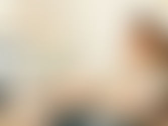 Akvarellillustrasjon av en trøtt far som sitter foran en dataskjerm med ordet ‘PROMPT?’ på, mens han holder en baby i armene og bruker datamusen med den andre hånden