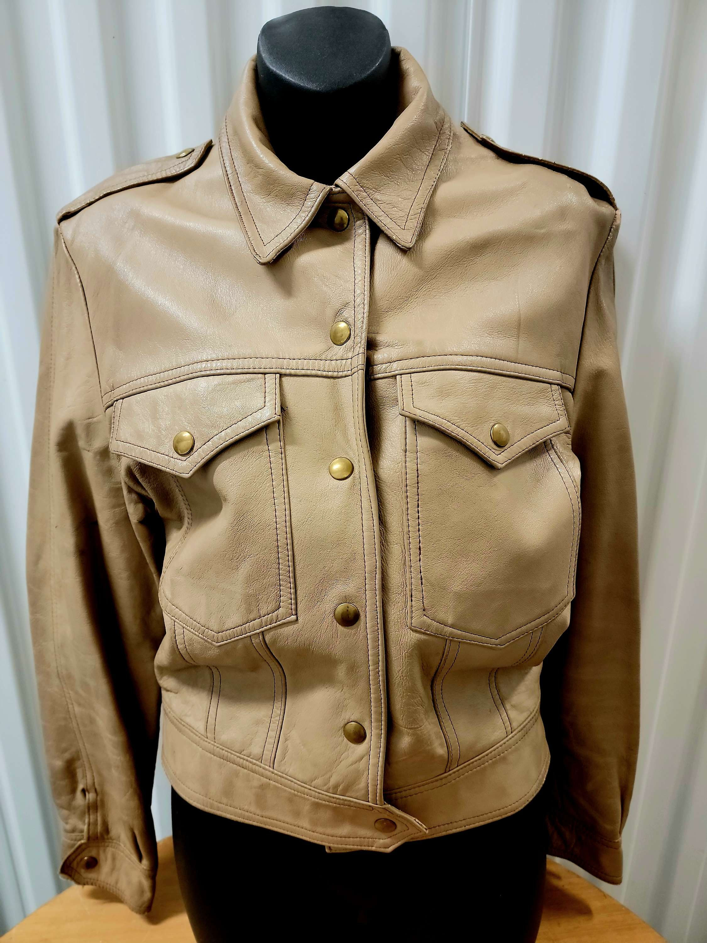 1970s Taupe beige leather crop jacket with double flap pockets
