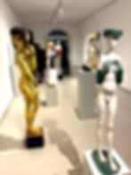 Bild mehrerer Frauen als Holzskulpturen