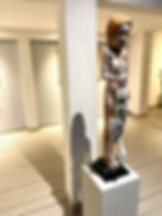 Bild einer nackten Frauenfigur  als Holzskulptur