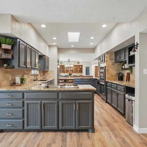 real estate photo of a kitchen 