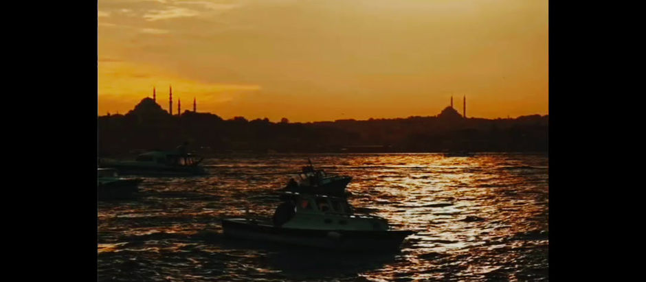KIRMIZI FENERLİ DENİZ