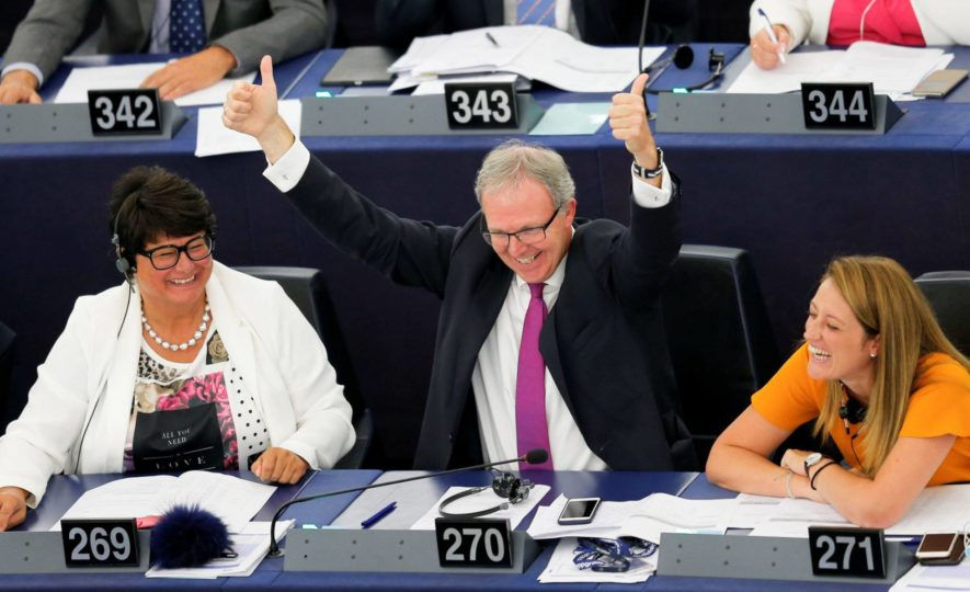 El eurodiputado Axel Voss celebra la victoria de la reforma, en Estrasburgo, este miércoles. VINCENT KESSLER REUTERS