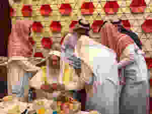 الشيخ عمر بن عبدالوهاب حلواني ويظهر خلفه عبدالله بن سالم بن عبدالوهاب حلواني