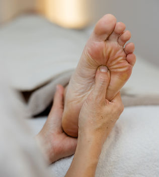 Kieferschmerzen
Zahnschmerzen, Kopfschmerzen, Migräne, Migränetherapie, Ohrenschmerzen, Nackenverspannung, Gesichtsmassage, Lymphdrainage, Schulterschmerzen,Schlafstörung, Verdaungsprobleme, Husten, Verspannung, Massage, Körpermassage, Ganzkörpermassage, Schwanger werden, Schangerschaft, Geburt, Entbindung, Kaiserschnittnarbe, Narben, Rückenschmerzen, Fusschmerzen, Sportmassage, Reflexzonentherapie, Fussmassage, Fusreflexzonentherapie, Komplementärtherapie, Krankenkassen anerkannt, Medizinische Reflexzonentherapie am Fuss, Fussschmerzen, Fersensporn, Plantarfaszitis, Energieheilung, Energiemassage, Energetische Heilung, Klangschalenmassage, Bachblüten, Chackrabalance, Meridiantherapie, TCM, Akupunktur, Akupressur