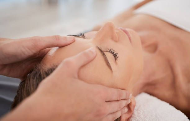 98 600+ Massage Visage Photos, taleaux et images libre de droits