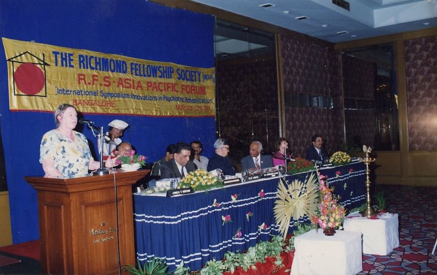 Elly Jansen speaking.jpg