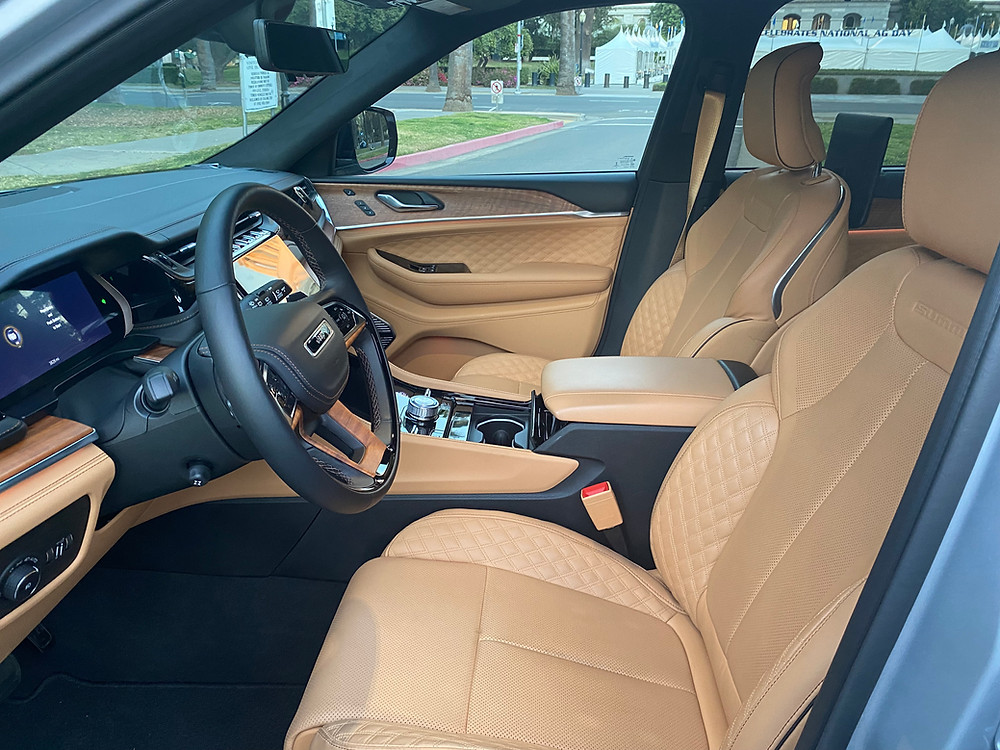2022 Jeep Grand Cherokee Summit 4X4 front seats