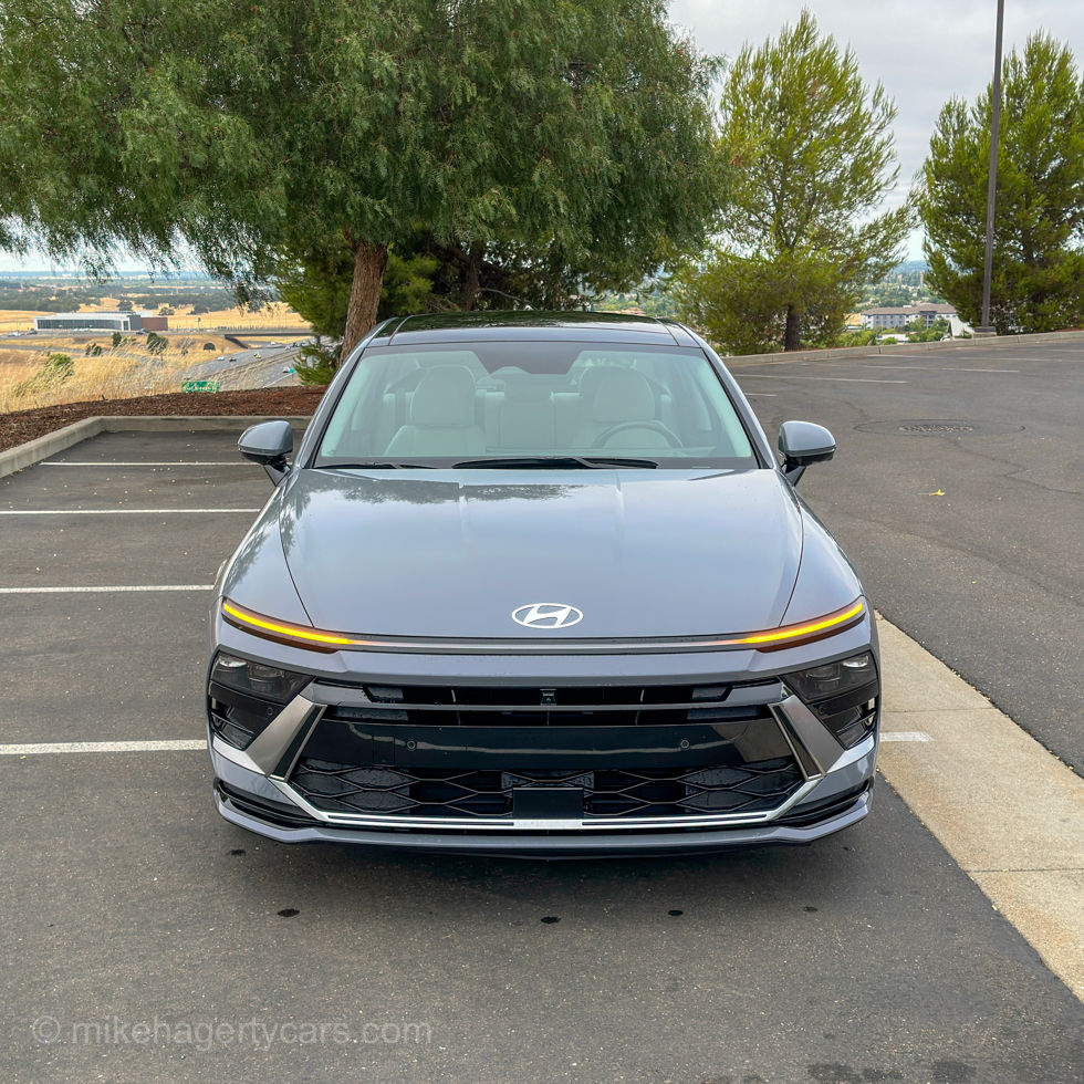 2025 Hyundai Sonata Hybrid front view