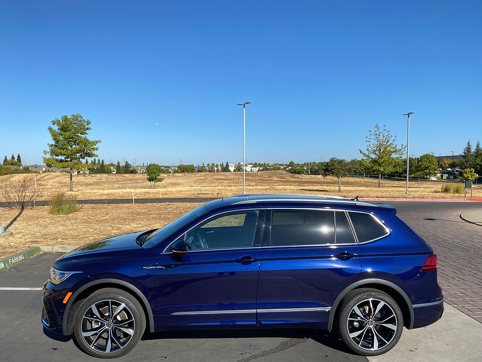 2022 Volkswagen Tiguan SEL 4MOTION R-Line side view