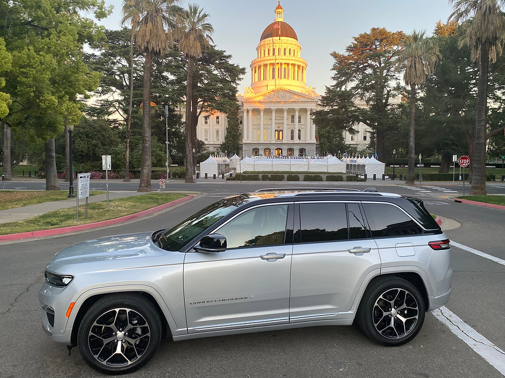 2022 Jeep Grand Cherokee Summit Reserve 4X4 driver side view