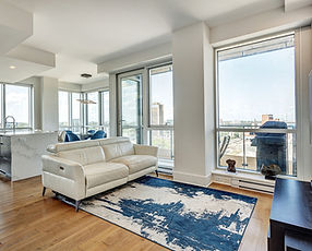 ** VUE DÉGAGÉE VILLE, FLEUVE ET PONT JACQUES CARTIER **
** GARAGE AVEC BORNE DE RECHARGE **
** UNITÉ au 16 ème étage DE COIN INONDÉE DE LUMIÈRE **
Découvrez cette unité au 16ème étage de la phase 7 du projet Le Solano, Cette unité e coin avec ses nombreuses fenêtres de bas en haut vous permettra d' apprécier la vue imprenable sur le pont Jacques-Cartier, le fleuve St Laurent et la ville.
Ce spacieux espace ouvert combine le salon, la salle à manger et la cuisine, le tout avec des plafonds de 9 pieds de hauteur. Les grandes fenêtres du sol au plafond assurent une luminosité exceptionnelle tout au long de la journée. Vous aimez le soleil de l'après du soir, alors vous serez comblés par les coucher de soleil.
Le balcon, idéal pour vos moments de détente, peut accueillir une table et un barbecue.
La cuisine, élégante est équipée d'un évier double et de tous les électroménagers nécessaires : réfrigérateur, plaque de cuisson, four encastré et lave-vaisselle. Les finitions du réfrigérateur et du lave-vaisselle intégrés se fondent harmonieusement avec les armoires. Un îlot vous offre un espace généreux pour cuisiner, partager un verre ou passer du temps en famille.
La chambre à coucher principale dispose d'un walk-in, tandis que la salle de bain est équipée d'une douche avec vitre en verre trempé et une douche pluie. Vous trouverez également une vanité de 7 pieds et une double lingerie pour un espace de rangement supplémentaire.
La deuxième chambre très spacieuse possède 2 grands garde robes. La deuxième salle de bain munie d'un bain/douche se trouve à côté de la deuxième chambre.
LES SERVICES :
Les espaces communs intérieurs et extérieurs sont conçus pour le confort et le divertissement dans un décor raffiné. Profitez de la piscine intérieure, de la piscine d'exercice, du spa, du sauna, de la piscine extérieure avec son spa et son immense terrasse, ainsi que de la salle de sport, de la salle de yoga et du chalet urbain.
LA LOCALISATION :
Idéalement situé à deux pas de la place Jacques-Cartier et de la magnifique sur St Paul, vous pourrez flâner sur les plus belles rues de Montréal et profiter des musées, galeries d'art, restaurants renommés, cafés, boutiques, marché Bonsecours, marché des Éclusiers, cinéma Imax, centre des sciences, belvédère du Vieux-Montréal, spa Scandinave, Bota Bota et place d'Youville.
À seulement 10 minutes à pied de deux stations de métro, et à 3 minutes d'un arrêt de bus desservant le centre-ville, l'UQAM et le CHUM. L'accès à la piste cyclable et aux vélos Bixi est également pratique. L'autoroute 720 est accessible en moins de 900 mètres.
Ne manquez pas l'occasion de découvrir cette unité unique, où chaque détail séduit et chaque vue émerveille. Venez la visiter et laissez-vous charmer par son espace lumineux et son panorama spectaculaire. Coup de coeur assuré !