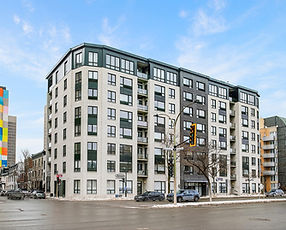 Cette unité de 1 chambre à coucher bénéficie d'un emplacement stratégique au coeur d'un secteur recherché,à 2 minutes de marche du métro BERRI-UQAM, à proximité immédiate du fleuve Saint-Laurent, du Vieux-Montréal, du centre-ville et de nombreux axes routiers facilitant les déplacements. 

Les amateurs de plein air apprécieront l'accès rapide aux pistes cyclables, aux promenades riveraines et aux espaces verts longeant le fleuve, tandis que les restaurants, cafés, boutiques et attraits culturels du Vieux-Montréal se trouvent à quelques minutes seulement.

Située à l'arrière de l'immeuble, l'unité offre un environnement calme et paisible, à l'abri de l'agitation urbaine, tout en profitant d'une excellente luminosité naturelle. Le condo est en très bonne condition et a bénéficié de l'installation de nouveaux planchers de bois en 2025, rehaussant le confort et l'esthétique de l'espace de vie.

L'immeuble se distingue par ses espaces communs de qualité, notamment une piscine extérieure sur le toit, un atout rare qui permet de profiter pleinement de la saison estivale dans un cadre urbain privilégié.

Une opportunité idéale pour un propriétaire occupant ou un investisseur à la recherche d'un condo bien situé, alliant tranquillité, accessibilité et qualité de vie.