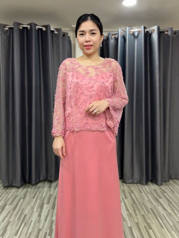 เช่าชุดแม่เจ้าบ่าว เช่าชุดแม่เจ้าสาว Khunnine Dress | ชุดลูกไม้คอกลม แขนยาวบาน