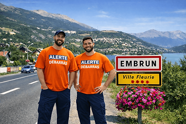 Employés à Embrun devant la pancarte de la ville